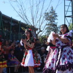Fiesta familiar 2025 Svg+xml,%3Csvg%20xmlns%3D%22http%3A%2F%2Fwww.w3