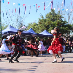 Fiesta familiar 2025 Svg+xml,%3Csvg%20xmlns%3D%22http%3A%2F%2Fwww.w3