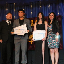 Ceremonia de graduación 4os medios 2025 Svg+xml,%3Csvg%20xmlns%3D%22http%3A%2F%2Fwww.w3