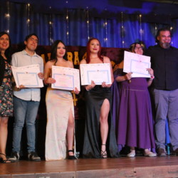Ceremonia de graduación 4os medios 2025 Svg+xml,%3Csvg%20xmlns%3D%22http%3A%2F%2Fwww.w3