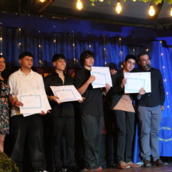Ceremonia de graduación 4os medios 2025 Svg+xml,%3Csvg%20xmlns%3D%22http%3A%2F%2Fwww.w3