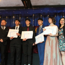 Ceremonia de graduación 4os medios 2025 Svg+xml,%3Csvg%20xmlns%3D%22http%3A%2F%2Fwww.w3
