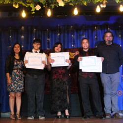 Ceremonia de graduación 4os medios 2025 Svg+xml,%3Csvg%20xmlns%3D%22http%3A%2F%2Fwww.w3