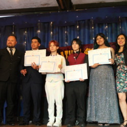 Ceremonia de graduación 4os medios 2025 Svg+xml,%3Csvg%20xmlns%3D%22http%3A%2F%2Fwww.w3