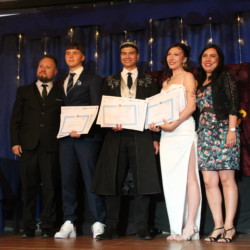 Ceremonia de graduación 4os medios 2025 Svg+xml,%3Csvg%20xmlns%3D%22http%3A%2F%2Fwww.w3